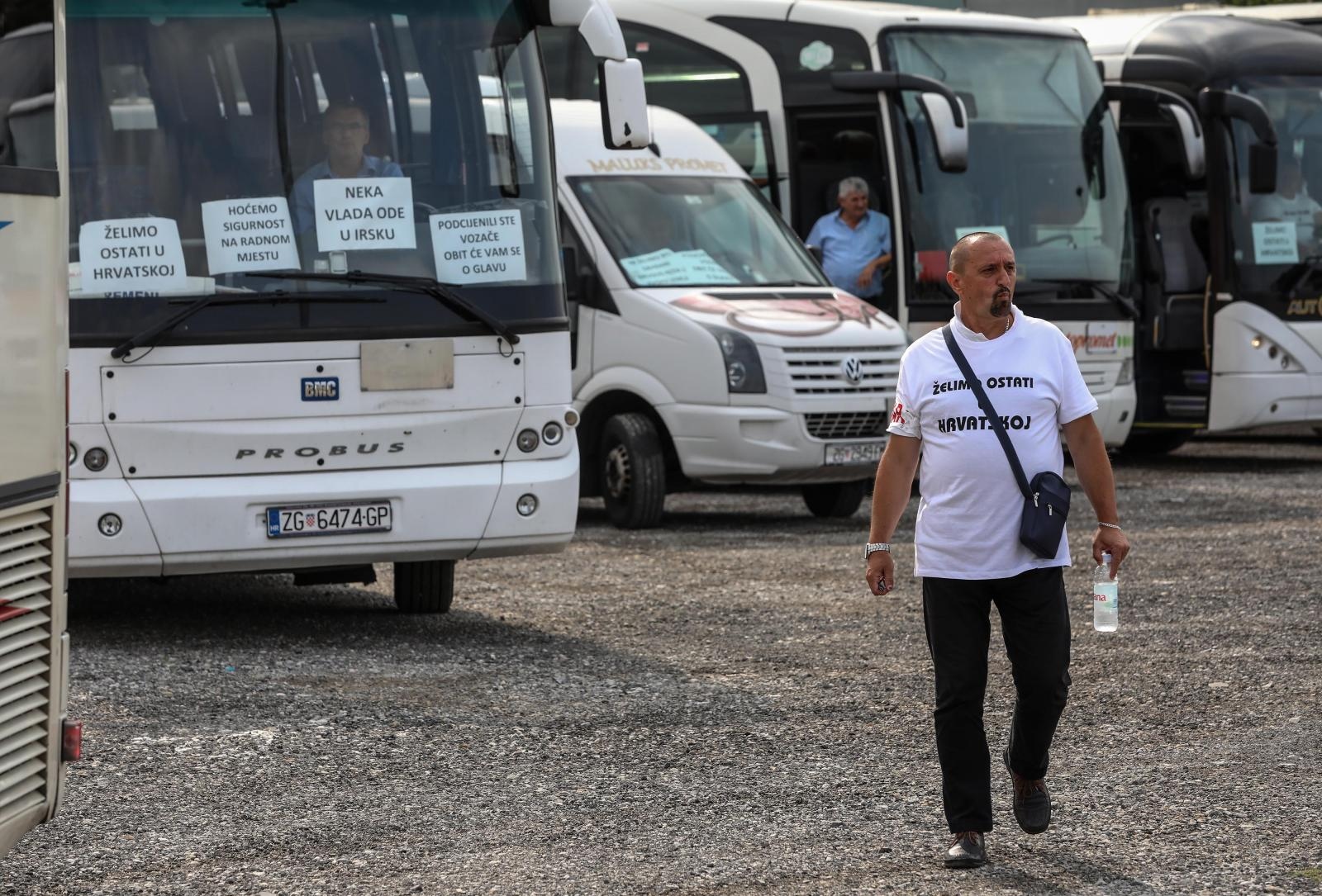 Stali autobusi, vozači upozorili: ‘Imamo 3800 kuna plaću i sad se svi čude što idemo van’ Stali autobusi, vozači upozorili: ‘Imamo 3800 kuna plaću i sad se svi čude što idemo van’
