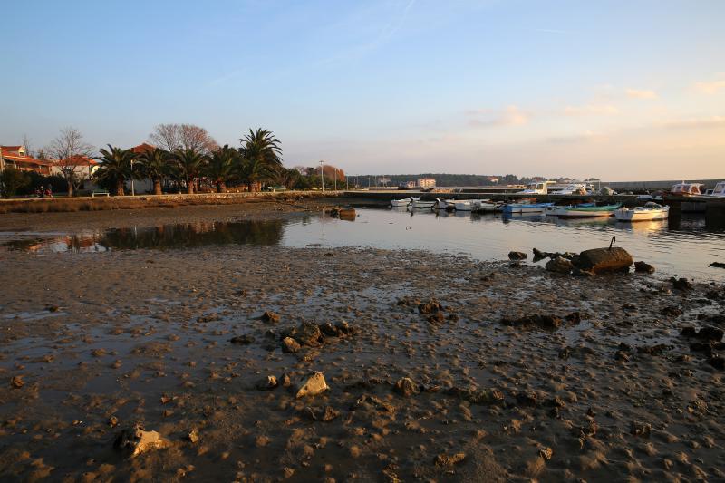 22.12.2013., Zadar – Neobicno toplo vrijeme za prve dane zime dodatni je poticaj za otisnuti se na more i uloviti koju lignju za Badnju vecer. Iako zbog oseke gotovo da nisu mogli isploviti, dva Privlacanca na nedjeljno poslijepodne udaljila su se od ob