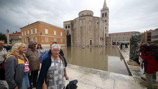 Zadar, 010912.
Nakon visemjesecne suse u Zadru se u subotu ujutro dogodio potop. Kisa je uz povremenu jaku grmljavinu pocela padati pred zoru, oko pet sati i jos nije prestala padati. Ogromne kolicine kise prekrile su prometnice na godinama poznatim kriti