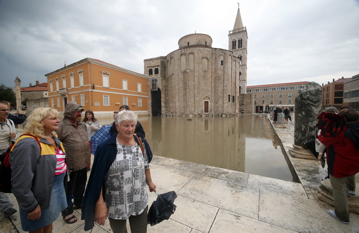 Zadar, 010912.
Nakon visemjesecne suse u Zadru se u subotu ujutro dogodio potop. Kisa je uz povremenu jaku grmljavinu pocela padati pred zoru, oko pet sati i jos nije prestala padati. Ogromne kolicine kise prekrile su prometnice na godinama poznatim kriti