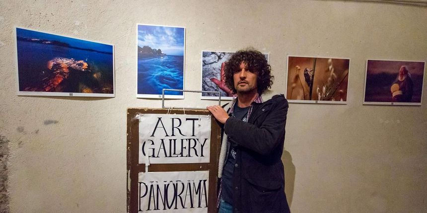Galerija Kapetanova kula: Svečano otvorenje izložbe “Rastočeno vrime” Stipe Suraća. Foto: Mladen Radolović Mrlja Galerija Kapetanova kula: Svečano otvorenje izložbe “Rastočeno vrime” Stipe Suraća. Foto: Mladen Radolović Mrlja