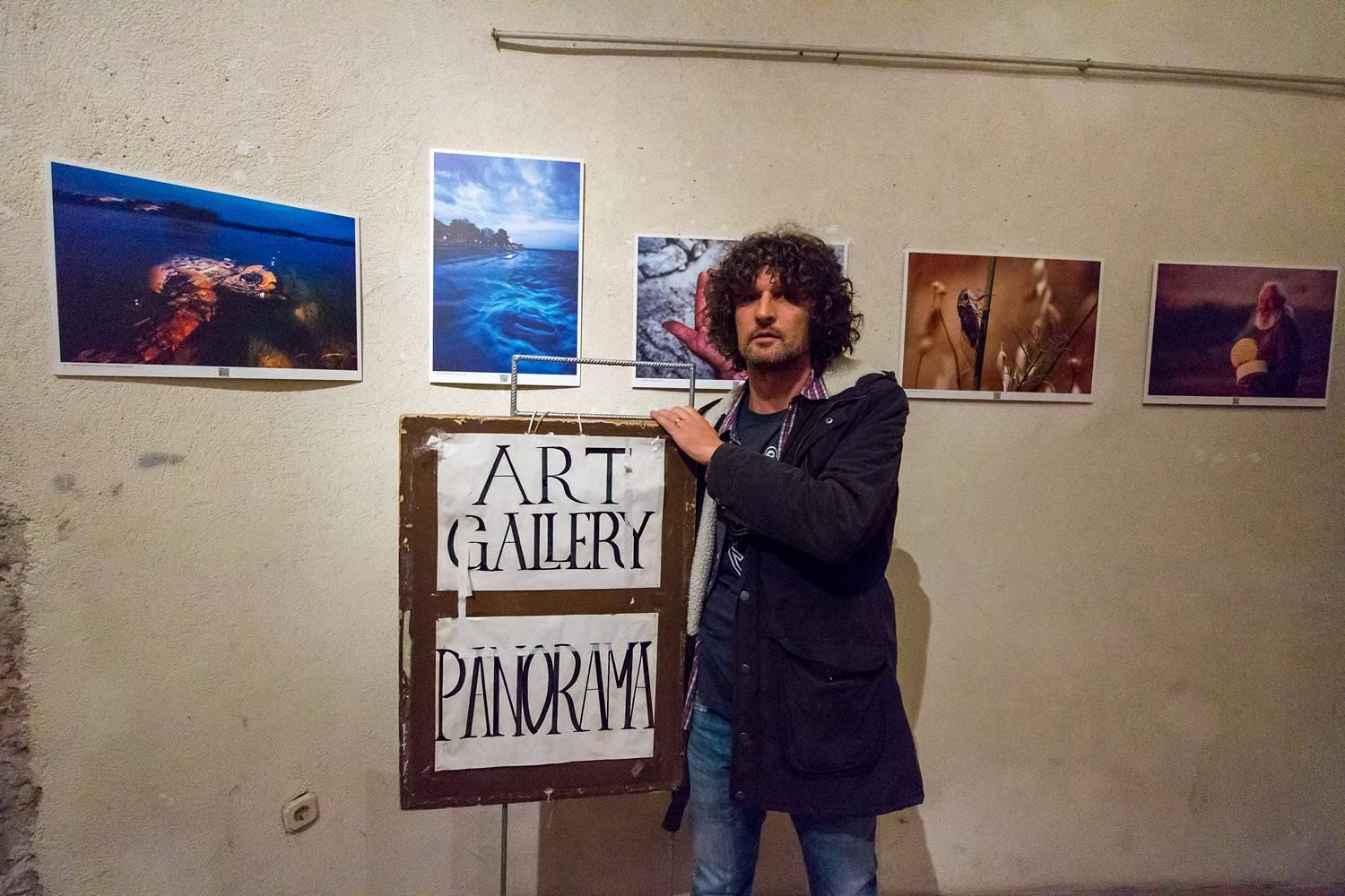 Galerija Kapetanova kula: Svečano otvorenje izložbe “Rastočeno vrime” Stipe Suraća. Foto: Mladen Radolović Mrlja Galerija Kapetanova kula: Svečano otvorenje izložbe “Rastočeno vrime” Stipe Suraća. Foto: Mladen Radolović Mrlja