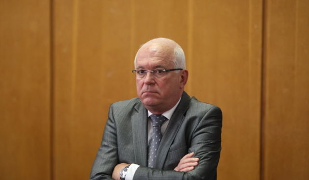 Zadar, 100512.
Stanari tzv. Galicevih zgrada na Poljani Dragutina Domjanica u Diklu danas su blokirali ulaz u grad svojim vozilima, zauzeli Gradsku vijecnicu i u nju pozvali gradonacelnika. Stanari tvrde da Niksa Milinkovic radi bez gradjevinske dozvole.