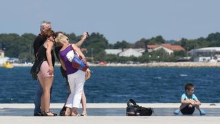Velik broj turista jutro je proveo u gradu, a dio njih odlucio je plazu zamijeniti rivom. Photo: Dino Stanin/PIXSELL Autor  Dino Stanin/PIXSELL Ključne riječi  gosti, sunce, more, turisti, turizam, kupanje, suncanje, riva