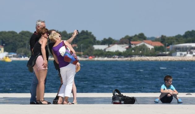 Velik broj turista jutro je proveo u gradu, a dio njih odlucio je plazu zamijeniti rivom. Photo: Dino Stanin/PIXSELL Autor  Dino Stanin/PIXSELL Ključne riječi  gosti, sunce, more, turisti, turizam, kupanje, suncanje, riva
