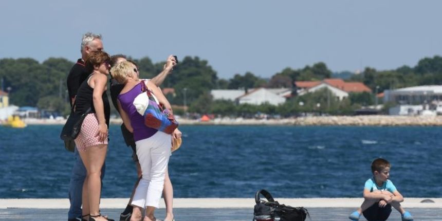 Velik broj turista jutro je proveo u gradu, a dio njih odlucio je plazu zamijeniti rivom. Photo: Dino Stanin/PIXSELL Autor  Dino Stanin/PIXSELL Ključne riječi  gosti, sunce, more, turisti, turizam, kupanje, suncanje, riva