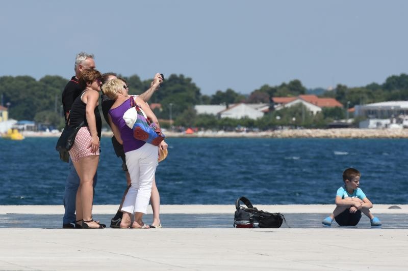 Velik broj turista jutro je proveo u gradu, a dio njih odlucio je plazu zamijeniti rivom. Photo: Dino Stanin/PIXSELL Autor  Dino Stanin/PIXSELL Ključne riječi  gosti, sunce, more, turisti, turizam, kupanje, suncanje, riva