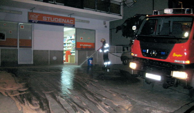 Sibenik, 240809. Do stravicne scene doslo je u trgovini “Studenca” u ulici Knezova Bribirskih u Sibeniku na predjelu Crnica. Iz za sada neutvrdjenih razloga nepoznati muskarac napao je kupca u studencevom ducanu nozom te ga je tom prilikom izbo na vise mj