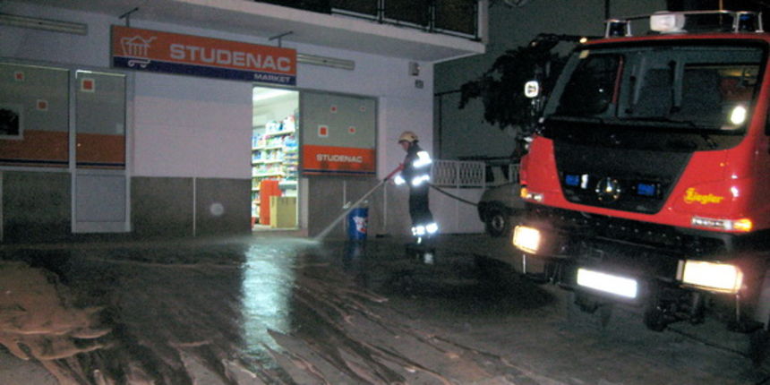 Sibenik, 240809. Do stravicne scene doslo je u trgovini “Studenca” u ulici Knezova Bribirskih u Sibeniku na predjelu Crnica. Iz za sada neutvrdjenih razloga nepoznati muskarac napao je kupca u studencevom ducanu nozom te ga je tom prilikom izbo na vise mj