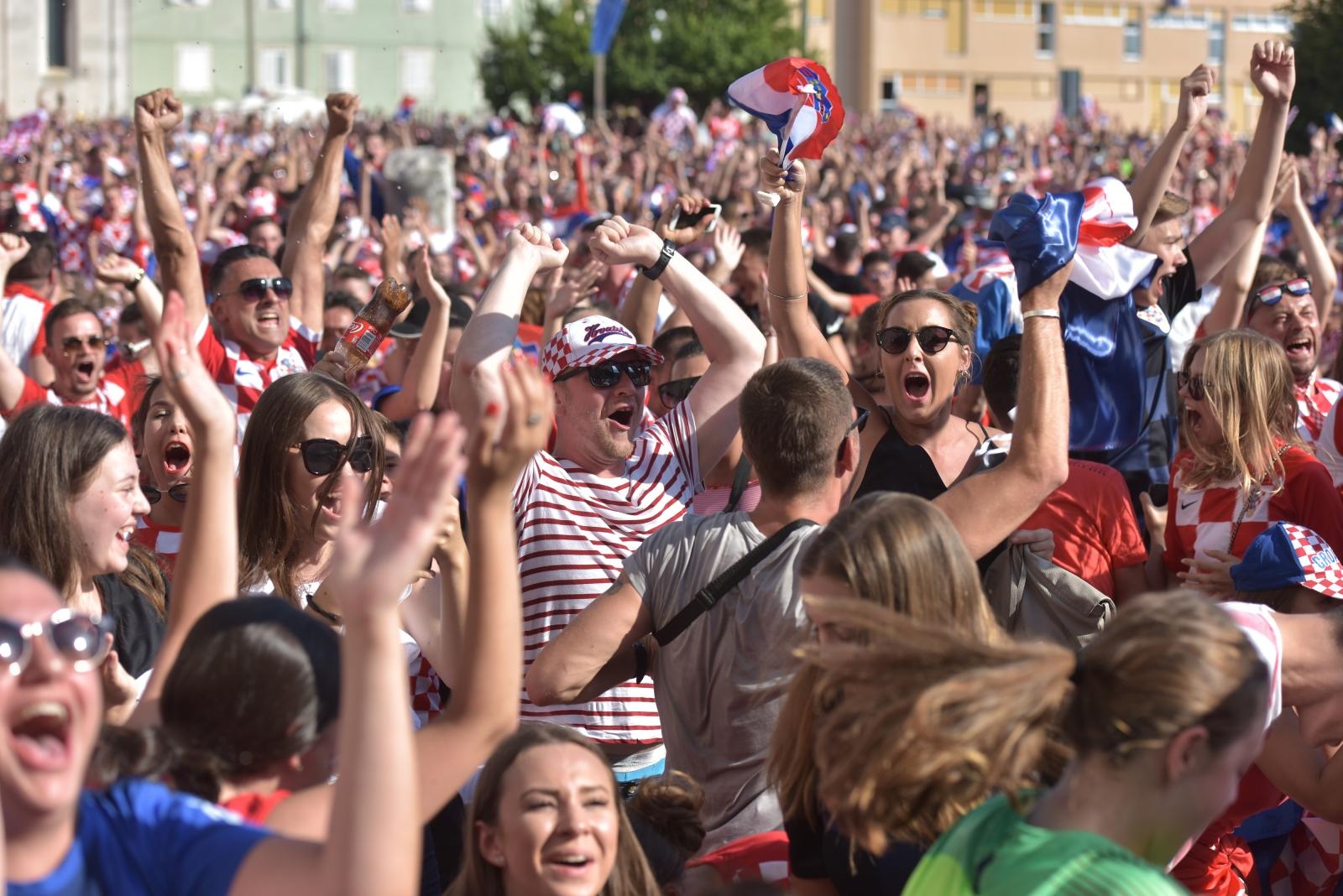 Tisuće Zadrana na Forumu navijalo za Vatrene u finalu Svjetskog prvenstva Tisuće Zadrana na Forumu navijalo za Vatrene u finalu Svjetskog prvenstva