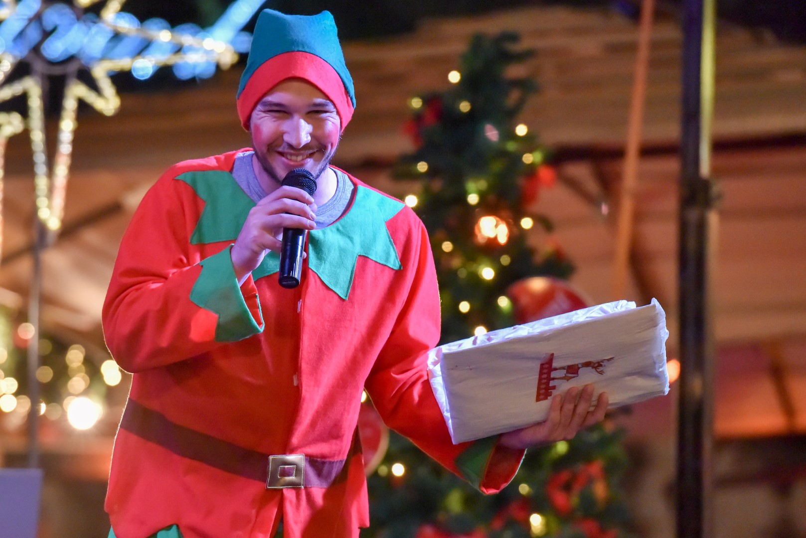 Sv. Nikola s Krampusom i Vilenjakom zabavljao djecu od Kampo Kaštela do Trga Petra Zoranića Sv. Nikola s Krampusom i Vilenjakom zabavljao djecu od Kampo Kaštela do Trga Petra Zoranića