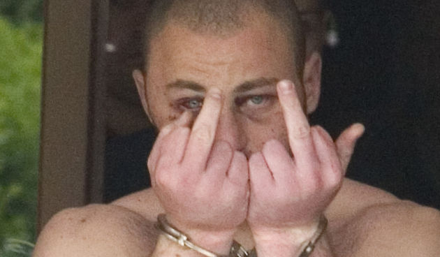 Pljackas i ubojica policajca Kazimir Duznovic kojeg je policija iz pritvora dovela u pretres stana njegovih roditelja. Foto: Sinisa Sunara / CROPIX