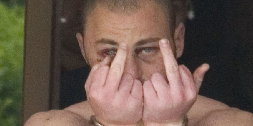 Pljackas i ubojica policajca Kazimir Duznovic kojeg je policija iz pritvora dovela u pretres stana njegovih roditelja. Foto: Sinisa Sunara / CROPIX Pljackas i ubojica policajca Kazimir Duznovic kojeg je policija iz pritvora dovela u pretres stana njegovih roditelja. Foto: Sinisa Sunara / CROPIX