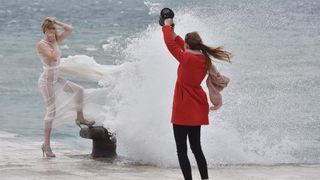 Tijekom snimanja reklamne kampanje valovi doslovno “okupali” manekenku na zadarskoj rivi