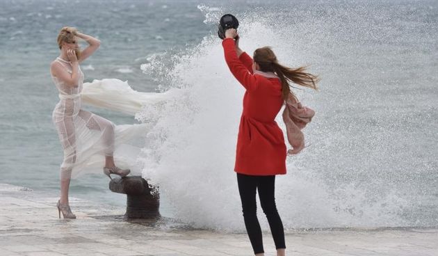 Tijekom snimanja reklamne kampanje valovi doslovno “okupali” manekenku na zadarskoj rivi