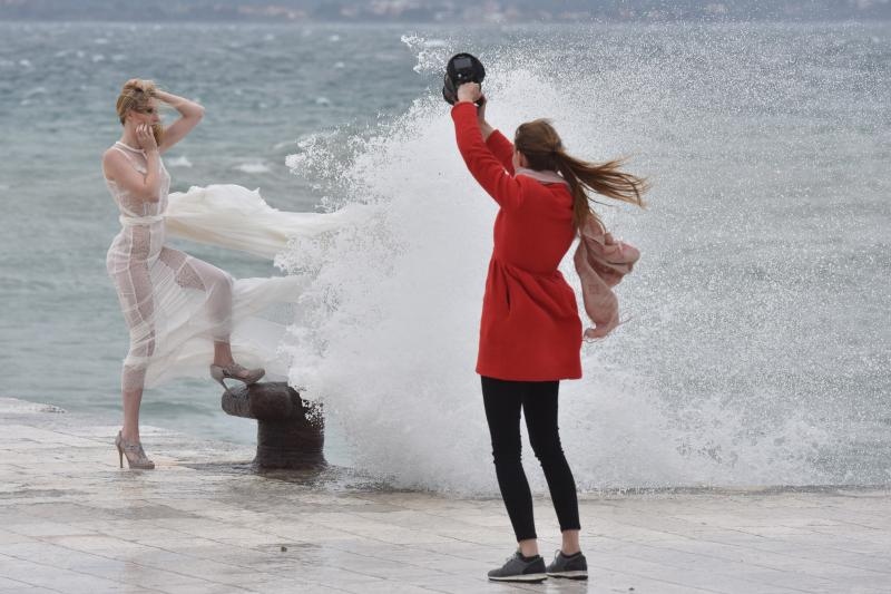 Tijekom snimanja reklamne kampanje valovi doslovno “okupali” manekenku na zadarskoj rivi