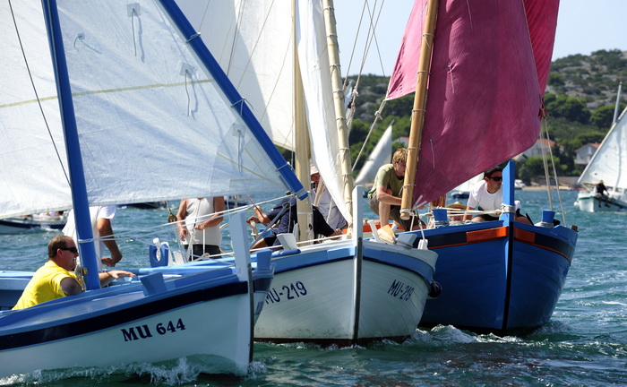 Betina, 150810.
U Betini na otoku Murteru danas je odrzana tradicionalna regata brodova na “latinskog idro ” pod nazivom “Regata za dusu i tilo”, na regati je sudjovalo preko gajeta, leuta i kaica pobjedili su domacini iz Betine.
Na slici guzva na bovi.
F Betina, 150810.
U Betini na otoku Murteru danas je odrzana tradicionalna regata brodova na “latinskog idro ” pod nazivom “Regata za dusu i tilo”, na regati je sudjovalo preko gajeta, leuta i kaica pobjedili su domacini iz Betine.
Na slici guzva na bovi.
F