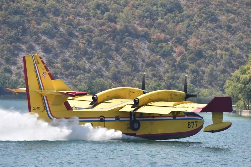 Piloti kanadera oduševljavali spektakularnim uzimanjem vode iz Visovačkog jezera Piloti kanadera oduševljavali spektakularnim uzimanjem vode iz Visovačkog jezera