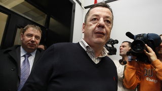 Zagreb, 040110.
Sjediste HDZ-a.
U sjedistu HDZ-a odlucuje se o sankcijama Ivi Sanaderu zbog jucerasnjeg istupanja u javnosti iza ledja premijerki i predsjednici HDZ-a Jadranki Kosor.
Stjepan Fiolic odlazi sa sastanka.
Foto: Davor Pongracic / CROPIX