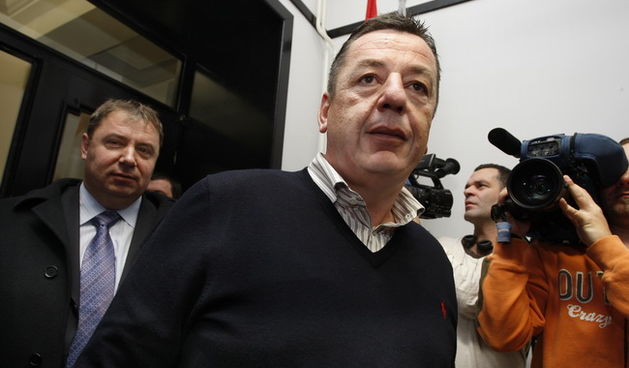 Zagreb, 040110.
Sjediste HDZ-a.
U sjedistu HDZ-a odlucuje se o sankcijama Ivi Sanaderu zbog jucerasnjeg istupanja u javnosti iza ledja premijerki i predsjednici HDZ-a Jadranki Kosor.
Stjepan Fiolic odlazi sa sastanka.
Foto: Davor Pongracic / CROPIX