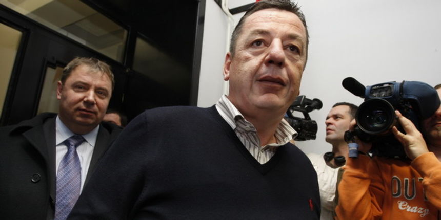 Zagreb, 040110.
Sjediste HDZ-a.
U sjedistu HDZ-a odlucuje se o sankcijama Ivi Sanaderu zbog jucerasnjeg istupanja u javnosti iza ledja premijerki i predsjednici HDZ-a Jadranki Kosor.
Stjepan Fiolic odlazi sa sastanka.
Foto: Davor Pongracic / CROPIX