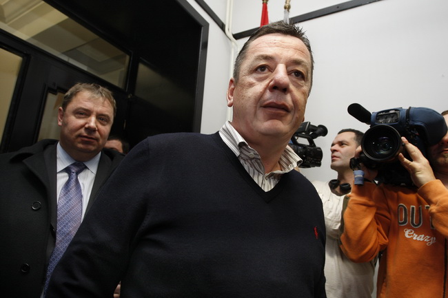 Zagreb, 040110.
Sjediste HDZ-a.
U sjedistu HDZ-a odlucuje se o sankcijama Ivi Sanaderu zbog jucerasnjeg istupanja u javnosti iza ledja premijerki i predsjednici HDZ-a Jadranki Kosor.
Stjepan Fiolic odlazi sa sastanka.
Foto: Davor Pongracic / CROPIX