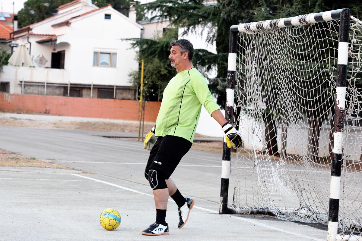 Na Stanovima se uz boćarski turnir održao i revijalni nogometni turnir. Osim prijavljenih ekipa, snage su ponovno odmjeravali liječnici Opće bolnice Zadar i predstavnici poglavarstva Grada Zadra. Na Stanovima se uz boćarski turnir održao i revijalni nogometni turnir. Osim prijavljenih ekipa, snage su ponovno odmjeravali liječnici Opće bolnice Zadar i predstavnici poglavarstva Grada Zadra.