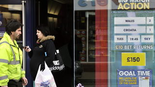 Swansea (Wales), 260313.
Swansea uoci kvalifikacijske utakmice za Svjetsko prvenstvo u Brazilu, 2014. godine, izmedju reprezentacija Walesa i Hrvatske.
Kladionica u centru grada u cijem izlogu je ponudjena ponuda rezultata za danasnju nogometnu utakmicu H