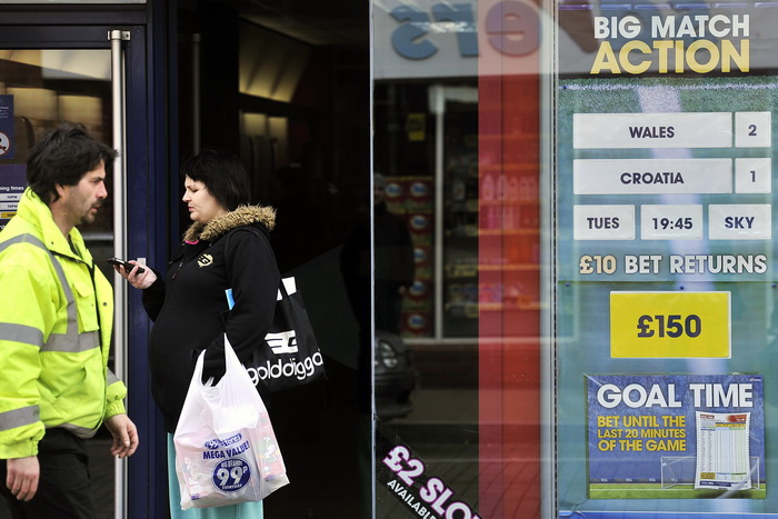 Swansea (Wales), 260313.
Swansea uoci kvalifikacijske utakmice za Svjetsko prvenstvo u Brazilu, 2014. godine, izmedju reprezentacija Walesa i Hrvatske.
Kladionica u centru grada u cijem izlogu je ponudjena ponuda rezultata za danasnju nogometnu utakmicu H
