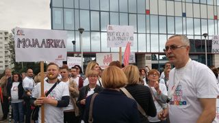 FOTO Prosvjetni radnici prosvjeduju pred ministarstvom obrazovanja, Divjak ih primila na sastanak