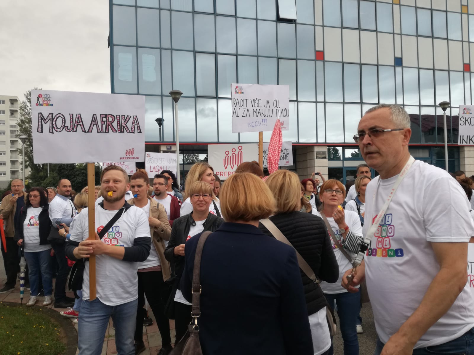 FOTO Prosvjetni radnici prosvjeduju pred ministarstvom obrazovanja, Divjak ih primila na sastanak