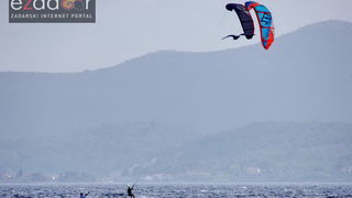 Guštanje surfera u jakom jugu Guštanje surfera u jakom jugu