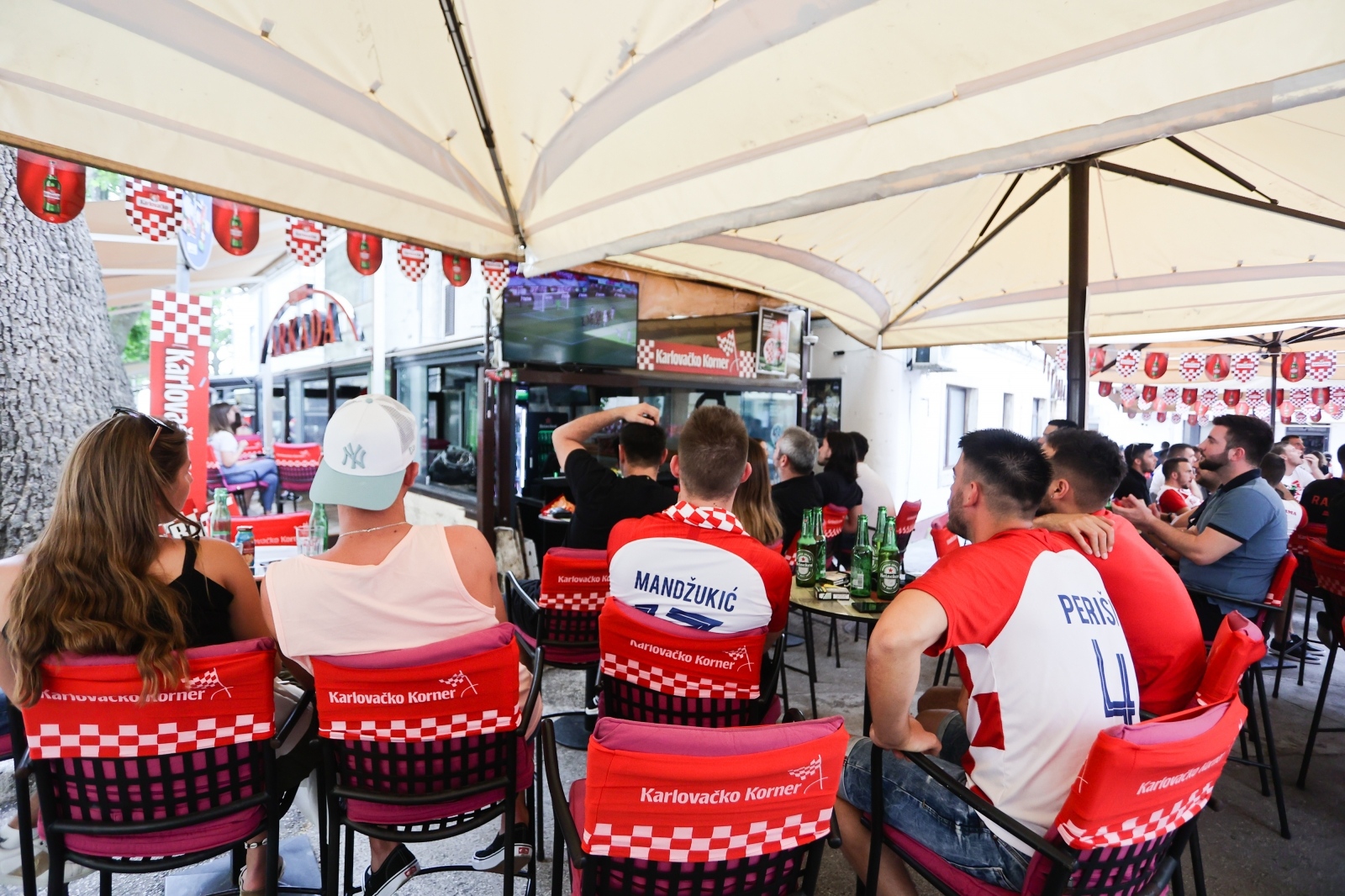 Navijači prate utakmicu Hrvatska – Engleska