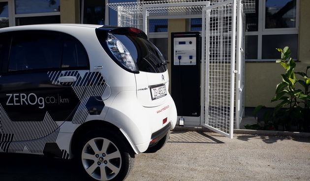 Zadar, 210911. U Solarnom edukacijskom centru na Relji jutros se otvorila prva solarna punionica elektricnih vozila. Foto: Jure Miskovic / CROPIX