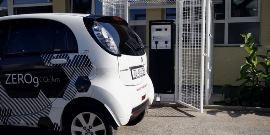 Zadar, 210911. U Solarnom edukacijskom centru na Relji jutros se otvorila prva solarna punionica elektricnih vozila. Foto: Jure Miskovic / CROPIX Zadar, 210911. U Solarnom edukacijskom centru na Relji jutros se otvorila prva solarna punionica elektricnih vozila. Foto: Jure Miskovic / CROPIX