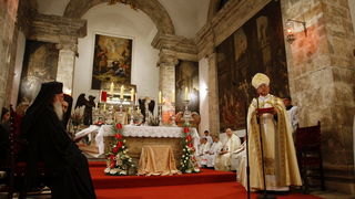 Zadar, 071010
Veceras u crkvi Sv. Sime zadarski nadbiskup Zelimir Puljic predao je relikvije (komad kosti sa noge) Svetog Simuna pravoslavcima – Teofilaktu metropolitu Jordana, vikaru za cijeli grcko-pravoslavni patrijarhat. Pravoslavcima je ovo obecao jo