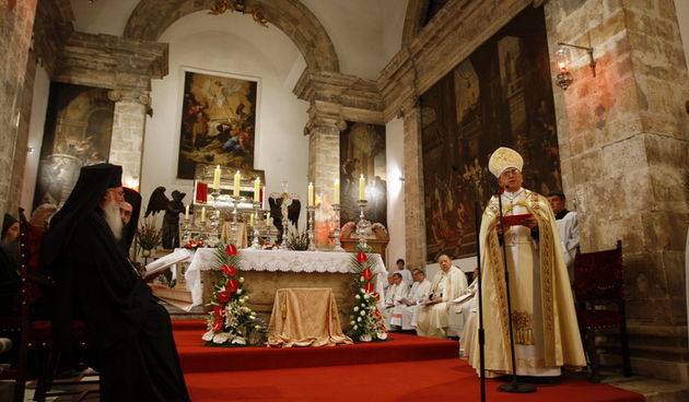 Zadar, 071010
Veceras u crkvi Sv. Sime zadarski nadbiskup Zelimir Puljic predao je relikvije (komad kosti sa noge) Svetog Simuna pravoslavcima – Teofilaktu metropolitu Jordana, vikaru za cijeli grcko-pravoslavni patrijarhat. Pravoslavcima je ovo obecao jo
