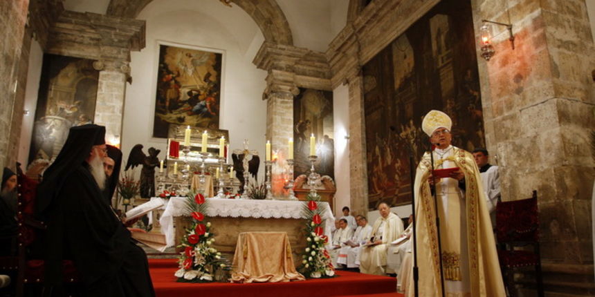 Zadar, 071010
Veceras u crkvi Sv. Sime zadarski nadbiskup Zelimir Puljic predao je relikvije (komad kosti sa noge) Svetog Simuna pravoslavcima – Teofilaktu metropolitu Jordana, vikaru za cijeli grcko-pravoslavni patrijarhat. Pravoslavcima je ovo obecao jo Zadar, 071010
Veceras u crkvi Sv. Sime zadarski nadbiskup Zelimir Puljic predao je relikvije (komad kosti sa noge) Svetog Simuna pravoslavcima – Teofilaktu metropolitu Jordana, vikaru za cijeli grcko-pravoslavni patrijarhat. Pravoslavcima je ovo obecao jo