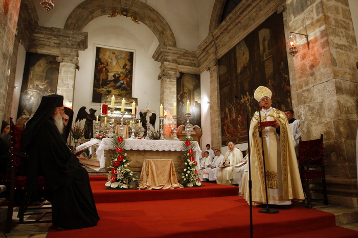 Zadar, 071010
Veceras u crkvi Sv. Sime zadarski nadbiskup Zelimir Puljic predao je relikvije (komad kosti sa noge) Svetog Simuna pravoslavcima – Teofilaktu metropolitu Jordana, vikaru za cijeli grcko-pravoslavni patrijarhat. Pravoslavcima je ovo obecao jo