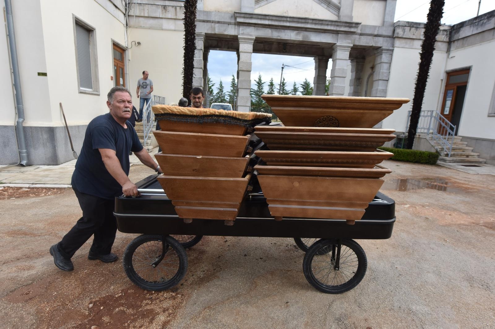 Djelatnici Nasada saniraju štetu na Gradskom groblju Zadar Djelatnici Nasada saniraju štetu na Gradskom groblju Zadar