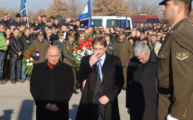 Zadar, 230110.
Povodom obiljezavanja 17. obljetnice vojno – redarstvene  akcije Maslenica , prve velike akcije Hrvatske vojske kojom je oslobodjen veci dio zadarskoga zaledja i omogucen promet izmedju sjevera i juga Hrvatske  polozeni su vjenci u Kasicu i