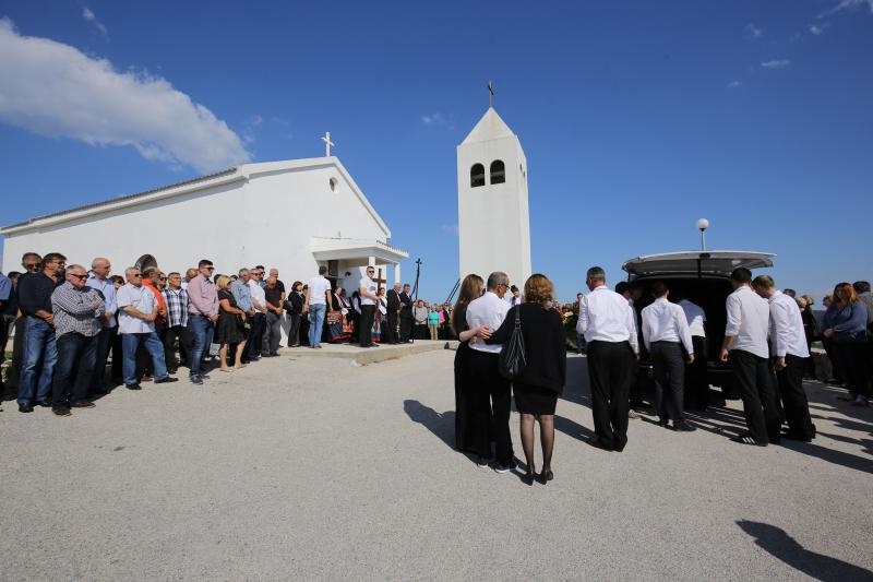 Mirko Miočić ispraćen na posljednji počinak na mjesnom groblju u Rtini Mirko Miočić ispraćen na posljednji počinak na mjesnom groblju u Rtini