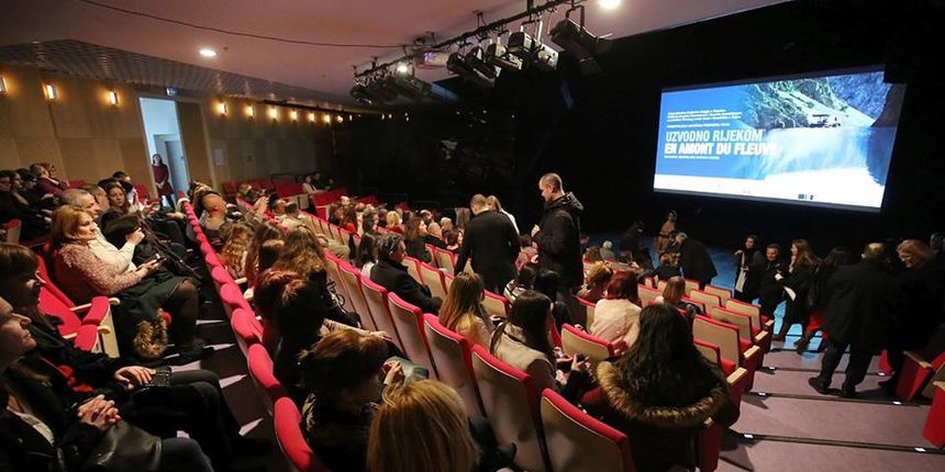 Uzvodno rijekom Uzvodno rijekom