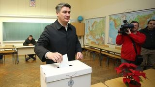 OS Petar Zrinski, Krajiska 9, Zagreb – Predsjednik Vlade Republike Hrvatske Zoran Milanovic glasovao u drugom krugu predsjednickih izbora. Photo: Igor Kralj/PIXSELL OS Petar Zrinski, Krajiska 9, Zagreb – Predsjednik Vlade Republike Hrvatske Zoran Milanovic glasovao u drugom krugu predsjednickih izbora. Photo: Igor Kralj/PIXSELL