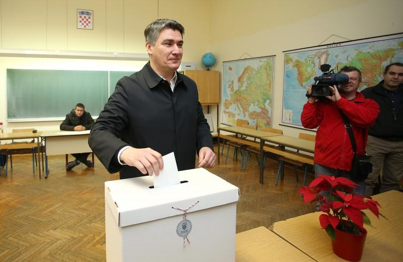 OS Petar Zrinski, Krajiska 9, Zagreb – Predsjednik Vlade Republike Hrvatske Zoran Milanovic glasovao u drugom krugu predsjednickih izbora. Photo: Igor Kralj/PIXSELL OS Petar Zrinski, Krajiska 9, Zagreb – Predsjednik Vlade Republike Hrvatske Zoran Milanovic glasovao u drugom krugu predsjednickih izbora. Photo: Igor Kralj/PIXSELL