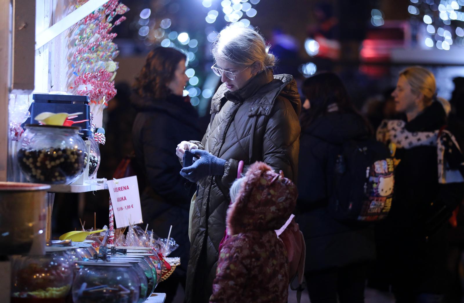Zagrebački Advent ove godine pun je svjetla i šarenila