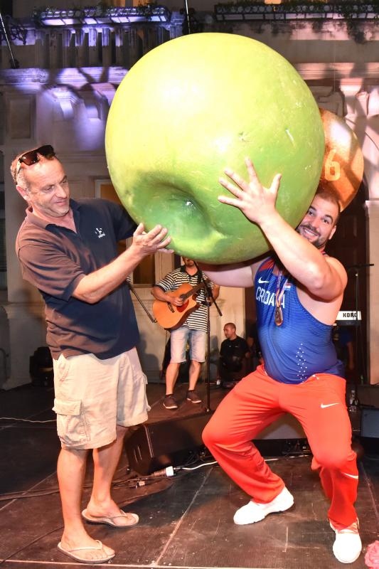 Svečani doček brončanog Stipe Žunića na Narodnom trgu