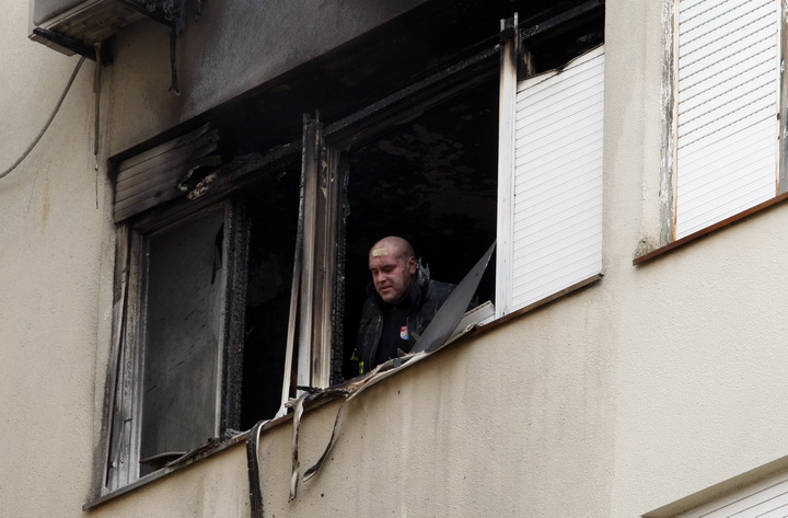 Zadar, 010311.
Jutros je izbio pozar u stanu u ulici Put Murata na Vostarnici. Za vrijeme nastanka pozara u stanu su bile dvije osobe koje su izasle neozlijedjene. Vatrogasci su na terenu, a ocevid je u tijeku.
Foto: Jure Miskovic / CROPIX