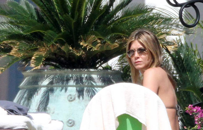 Jennifer Aniston u seksi badiću proslavila 41. rođendan (Jutarnji.hr)