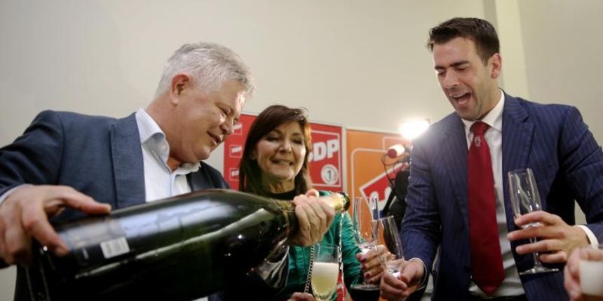 Slavlje u izbornom stozeru Andre Vlahusica koji je pobjedio na prijevremenim izborima za gradonacelnika. Photo: Grgo Jelavic/PIXSELL Slavlje u izbornom stozeru Andre Vlahusica koji je pobjedio na prijevremenim izborima za gradonacelnika. Photo: Grgo Jelavic/PIXSELL